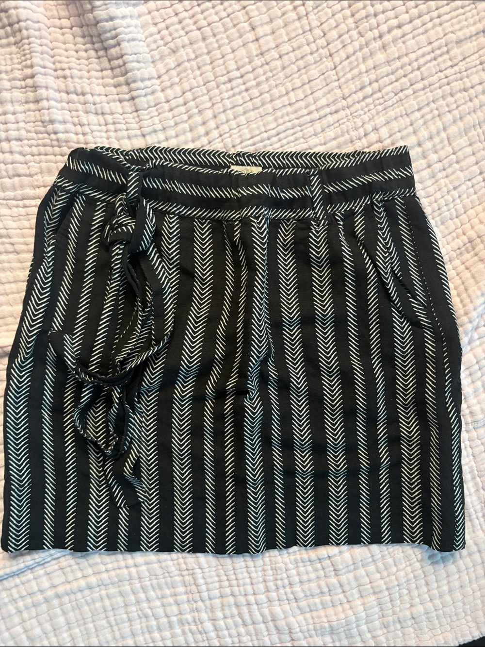 LOFT like new Black & White Tie-Front Women's Skirt